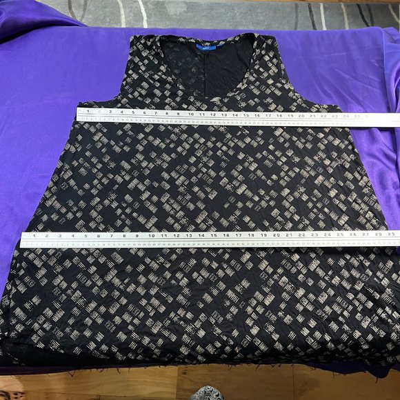 ๐Apt. 9 Asymmetrical Sleeveless long Top - Picture 7 of 12